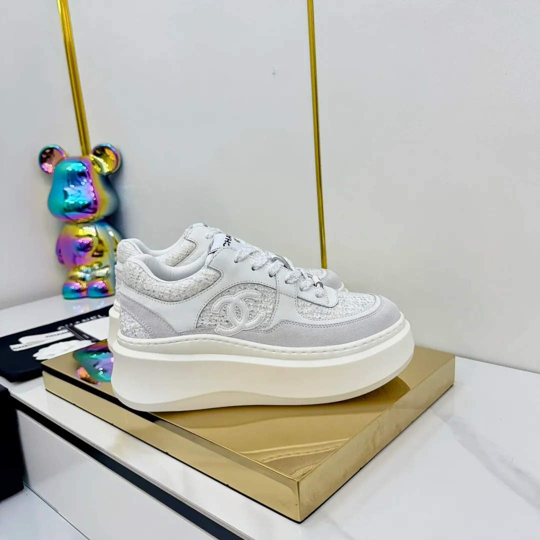 👟👟Ex-factory price 600👟👟 Upgraded version, upgraded version, upgraded version! No rebuttal accepted! ! ! ! Chanel Chanel panda shoes! 2025 counter's top casual sports shoes. This classic design; the upper is electro-embroidered with a variety of techniques; the outsole is fashionable and sporty; the unusual inclusion of a variety of color matching elements... The diversified mix and match is very good-looking and versatile, and can be used for leisure, fashion, sports, and outdoor... ꫛꫀꪝ Go➫ Materials: ❶Upper made of: original imported first-layer silk cowhide + original waterproof cloth + original first-layer cowhide ❷Inner lining: Original Yangli+Net ❸Outsole based on: Original TPU combination outsole Counter boutique packaging complete set for women 35–41 👉 👉 👉 👉 👉
